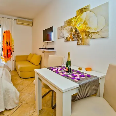 Softic Hvar アパートホテル