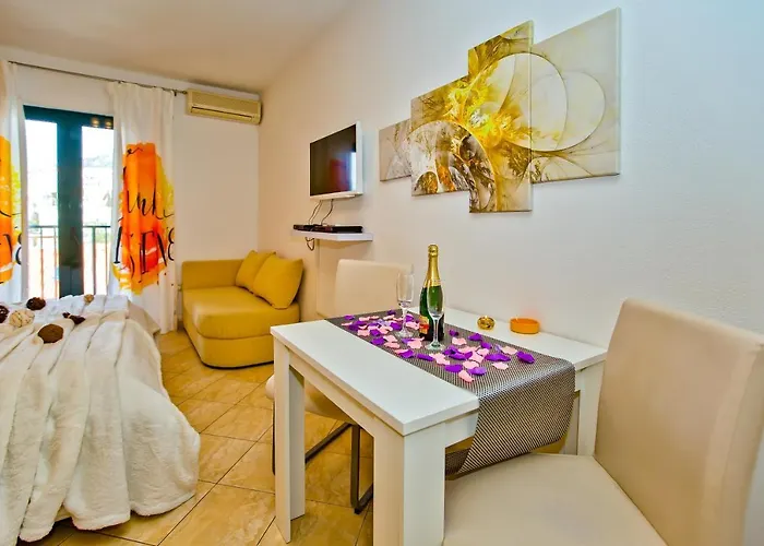 Softic Hvar Aparthotel