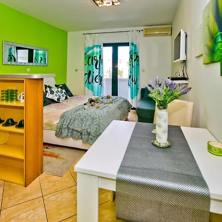 Softic Hvar חוואר